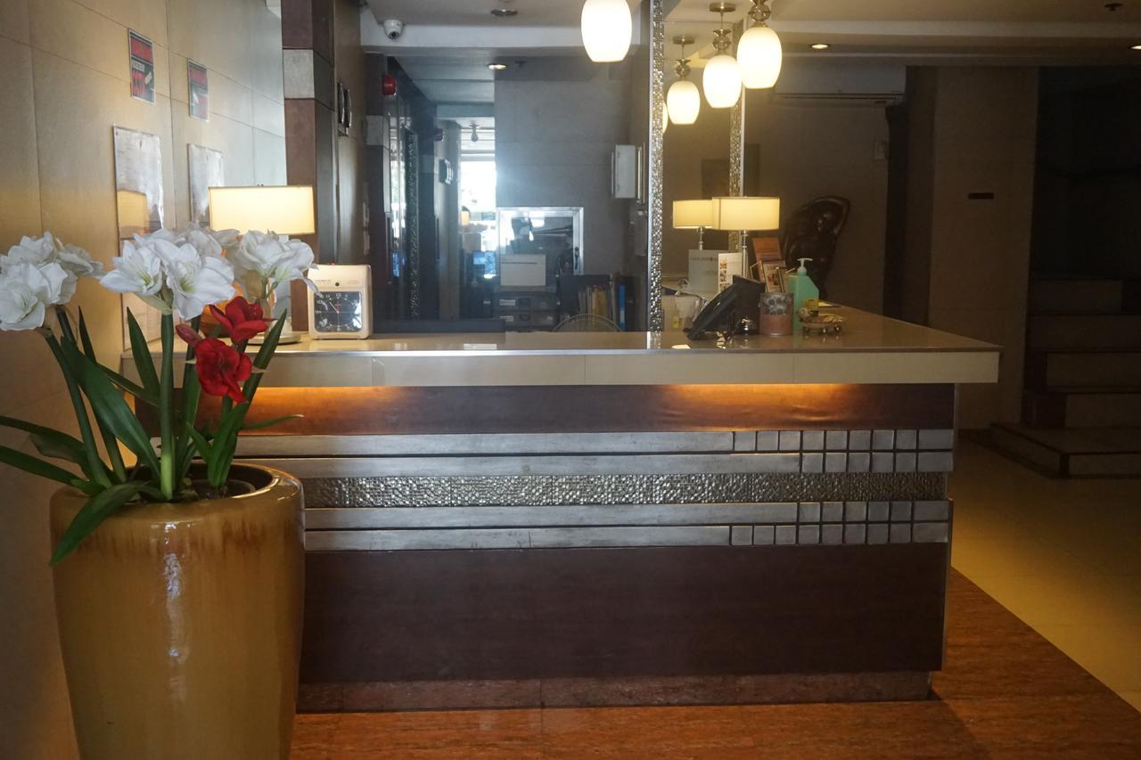 The Shila Philla Hotel Makati City Exterior foto